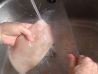 2、黄豆猪皮汤,猪皮去干净毛。用水再冲洗一下。