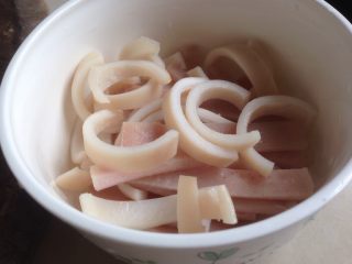 4、黄豆猪皮汤,将猪皮切成小块。