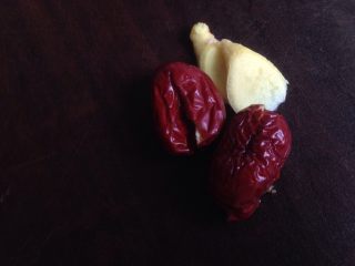 5、黄豆猪皮汤,红枣去核，姜切片。
