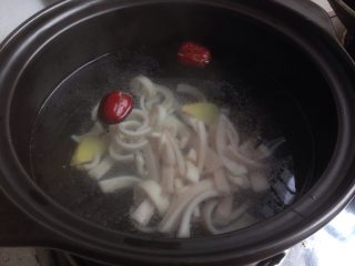 7、黄豆猪皮汤,加入猪皮。