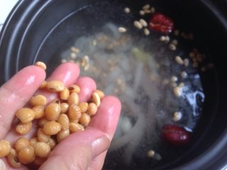 8、黄豆猪皮汤,放入黄豆。