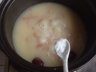 11、黄豆猪皮汤,加入盐调味。