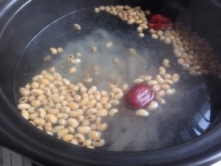 9、黄豆猪皮汤,加入足够的水。