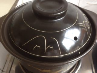 10、黄豆猪皮汤,盖上锅盖，大火烧开后，转小火煮两个小时。