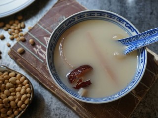 12、黄豆猪皮汤,益气补虚，滋阴润肤的汤水就做好了。