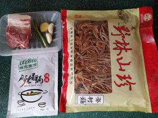 1、#菌类料理# 麻辣茶树菇干锅,备好猪肉、茶树菇和调料包（香菜忘拍了）
