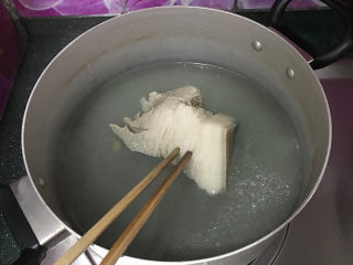 5、#菌类料理# 麻辣茶树菇干锅,将猪肉冼净后加清水、葱姜煮开、加料酒转小火煮至筷子能戳动就成，加点猪肉味道更香、不喜欢的可省略或放其它肉类