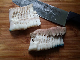 6、#菌类料理# 麻辣茶树菇干锅,取出放凉、然后切厚度适中的肉片，想要肉片切的整齐漂亮：可将煮好肉块放冰箱冷冻一会儿、取出再切片就轻松了