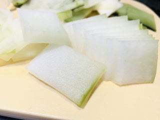 1、冬瓜肉丸汤,冬瓜洗净，削皮，切薄片；