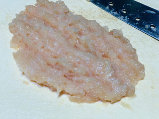 3、冬瓜肉丸汤,鸡胸肉用刀剁成肉泥，鸡胸肉很容易剁肉泥，基本不用绞肉机；