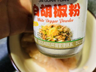 5、冬瓜肉丸汤,撒些白胡椒粉去腥味；