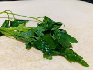 10、冬瓜肉丸汤,芹菜洗净，待用；