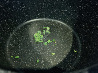 11、冬瓜肉丸汤,锅里加些油，葱洗净，切段，放油里炒香；