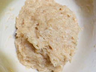 15、冬瓜肉丸汤,鸡胸肉搅拌上筋，待用；