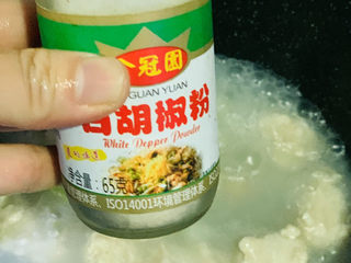 18、冬瓜肉丸汤,肉丸全部下锅，调大火，煮开，肉丸变色，加白胡椒粉调味；