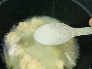 20、冬瓜肉丸汤,加少许味精；