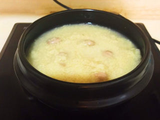 12、小米炖海参,小米粥煮熟了