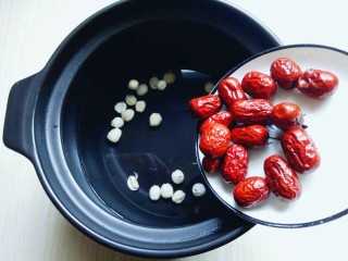 6、雪梨银耳莲子羹,再将泡好的红枣加入砂锅中。