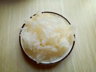 8、雪梨银耳莲子羹,泡发的银耳去根，撕成小块。