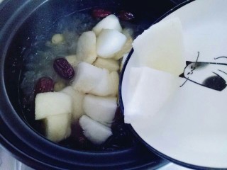 13、雪梨银耳莲子羹,把切好的雪梨倒入砂锅中，继续煮10分钟即可。