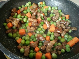 10、豌豆牛肉粒,炒匀后加少许食盐