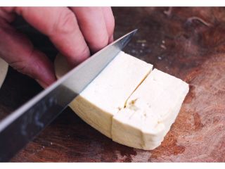 3、#吃豆腐#渔家豆腐鱼,然后摞起来后切成1寸大小的块状备用