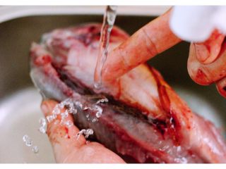 7、#吃豆腐#渔家豆腐鱼,去掉五脏后、把鱼放到自来水管下开始用清水冲洗、注意手指的地方是鱼的血液地方、必须去掉