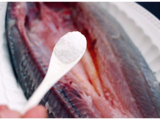 9、#吃豆腐#渔家豆腐鱼,洗净的鱼放入盘子里、撒上盐、倒入料酒、把鱼用手轻轻按摩一遍、这样可以入味祛腥