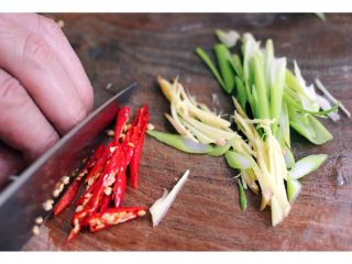 10、#吃豆腐#渔家豆腐鱼,葱姜和红辣椒切丝、撒在鱼身上