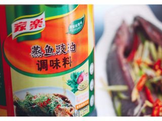 11、#吃豆腐#渔家豆腐鱼,倒入蒸鱼豉油