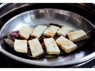 13、#吃豆腐#渔家豆腐鱼,鱼上面码上豆腐、再倒入少许蚝油