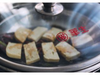 14、#吃豆腐#渔家豆腐鱼,锅中烧开水、把鱼放入锅中大火蒸8分钟即可关火