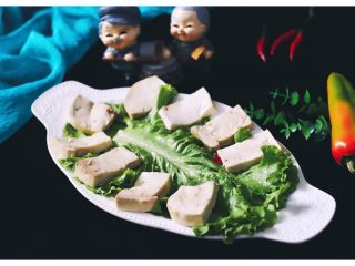 15、#吃豆腐#渔家豆腐鱼,取一个盘子、铺上洗净的生菜、把蒸熟的豆腐码在盘子边上