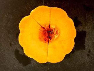 1、多层南瓜蒸馍,南瓜清洗干净
