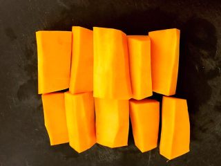 2、多层南瓜蒸馍,削皮，切成小块