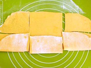 13、多层南瓜蒸馍,把一边卷上去