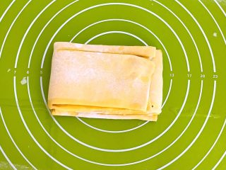 16、多层南瓜蒸馍,把另一边也翻过去