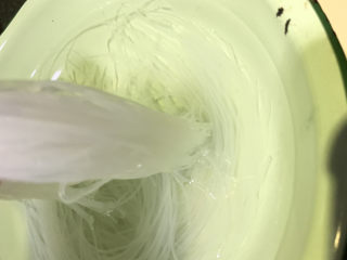 6、蒜蓉粉丝蒸鲍鱼,泡软的粉丝；