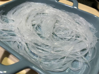 7、蒜蓉粉丝蒸鲍鱼,粉丝先铺碗底；