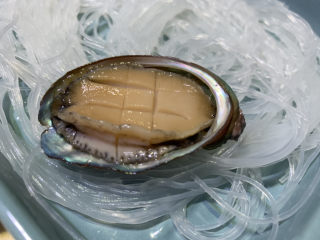 8、蒜蓉粉丝蒸鲍鱼,鲍鱼划一下，放粉丝上；