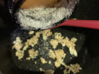 13、蒜蓉粉丝蒸鲍鱼,转小火，加少许白糖；