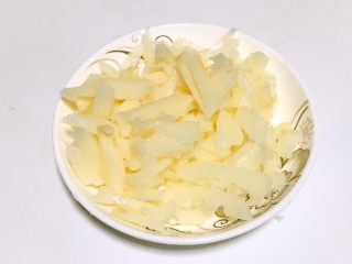 2、宝宝辅食之虾仁莲藕蛋卷,莲藕洗净,切小棵