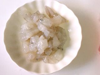 3、宝宝辅食之虾仁莲藕蛋卷,虾仁挑去虾线,洗净切碎