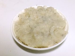 5、宝宝辅食之虾仁莲藕蛋卷,搅拌好的虾仁如上图