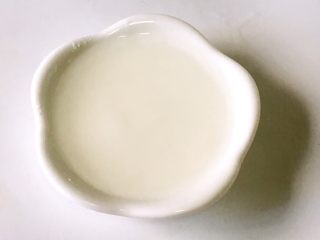 7、宝宝辅食之虾仁莲藕蛋卷,如果新手妈妈担心蛋饼摊的不好,可以在蛋液里加上1-2勺的水淀粉,搅拌均匀,这个方法我经常在用,蛋饼就更容易成型、也不会破啦。