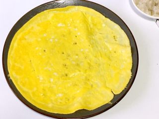 8、宝宝辅食之虾仁莲藕蛋卷,煎好的蛋饼放到盘子里