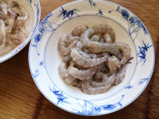 1、西兰花炒虾仁,虾挑出虾线,剥壳。