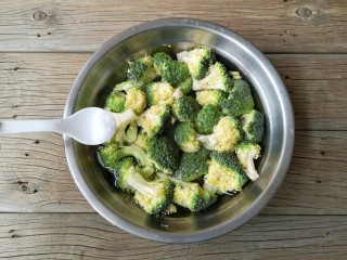 5、西兰花炒虾仁,西兰花掰小朵,加少量的盐用水浸泡10分钟,洗净。