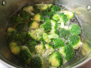 7、西兰花炒虾仁,锅中宽水煮开,下洗净的西兰花焯2-3分钟。