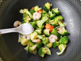 12、西兰花炒虾仁,加适量的盐。